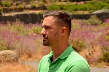 Un vecino echa un cable para la misa en Tecén (Foto Francisco J. Santana)